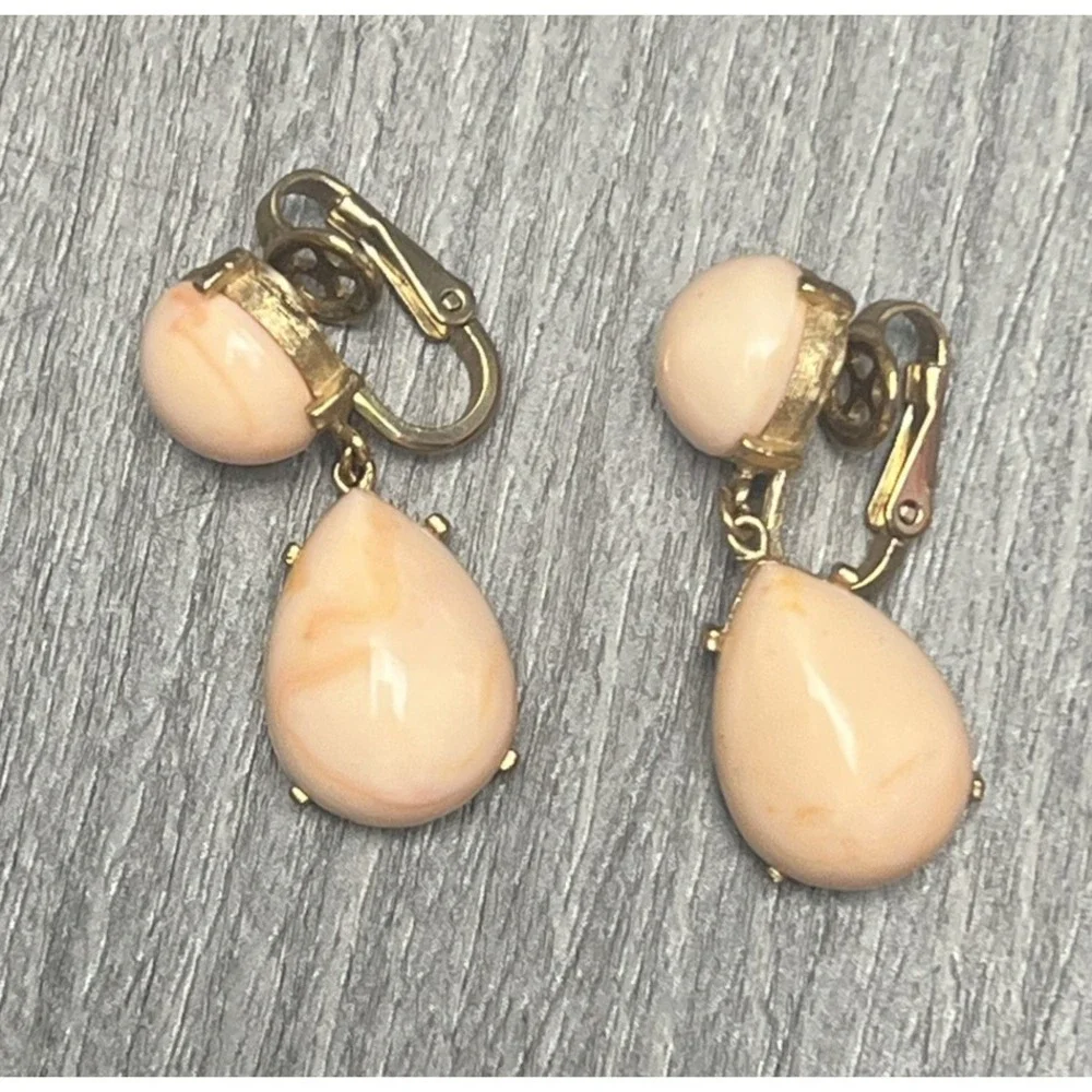 Vintage TRIFARI Peach Pink White Swirl Clip On Dangle Earrings Gold Tone
